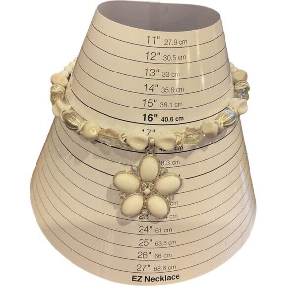 White Flower Pendant Beaded Choker Necklace With Clear Beads - Picture 2 of 2